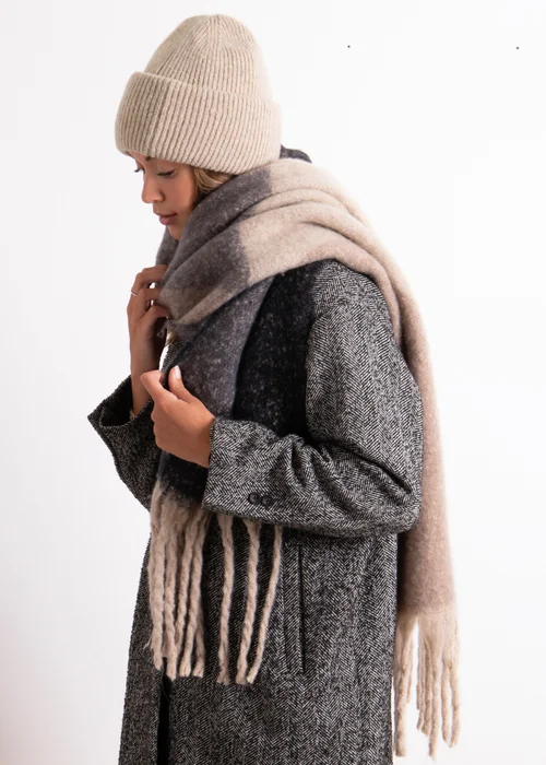 Totes Toasties Ladies Chunky Woven Blanket Scarf & Hat Gift Set - One Size Image 2