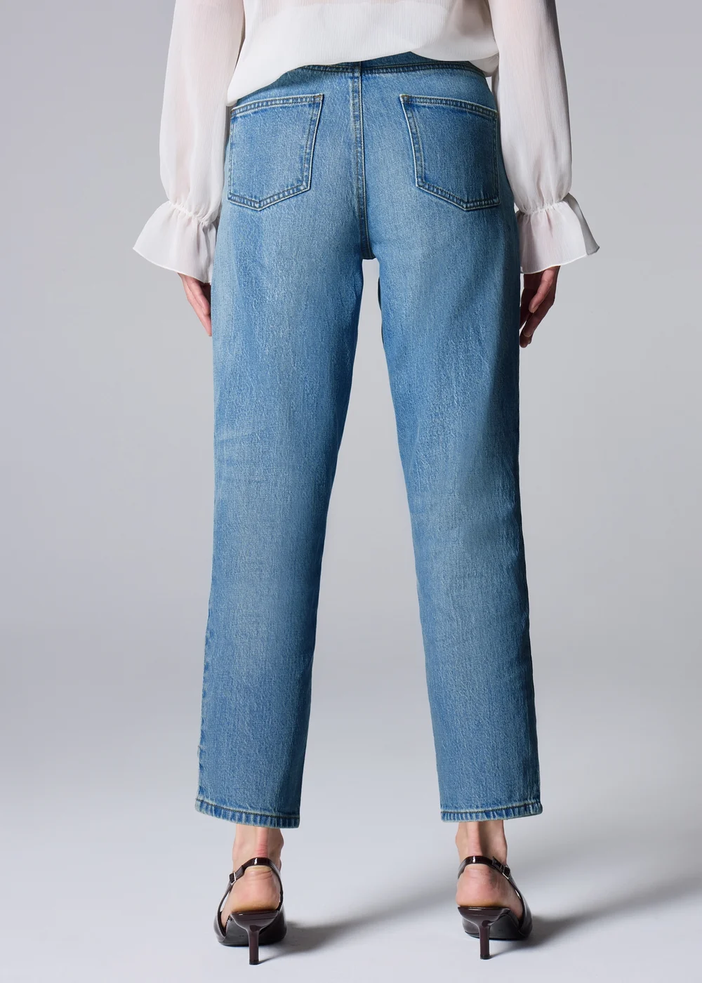 Light Wash Mom Jeans - 8/L29 Image 4