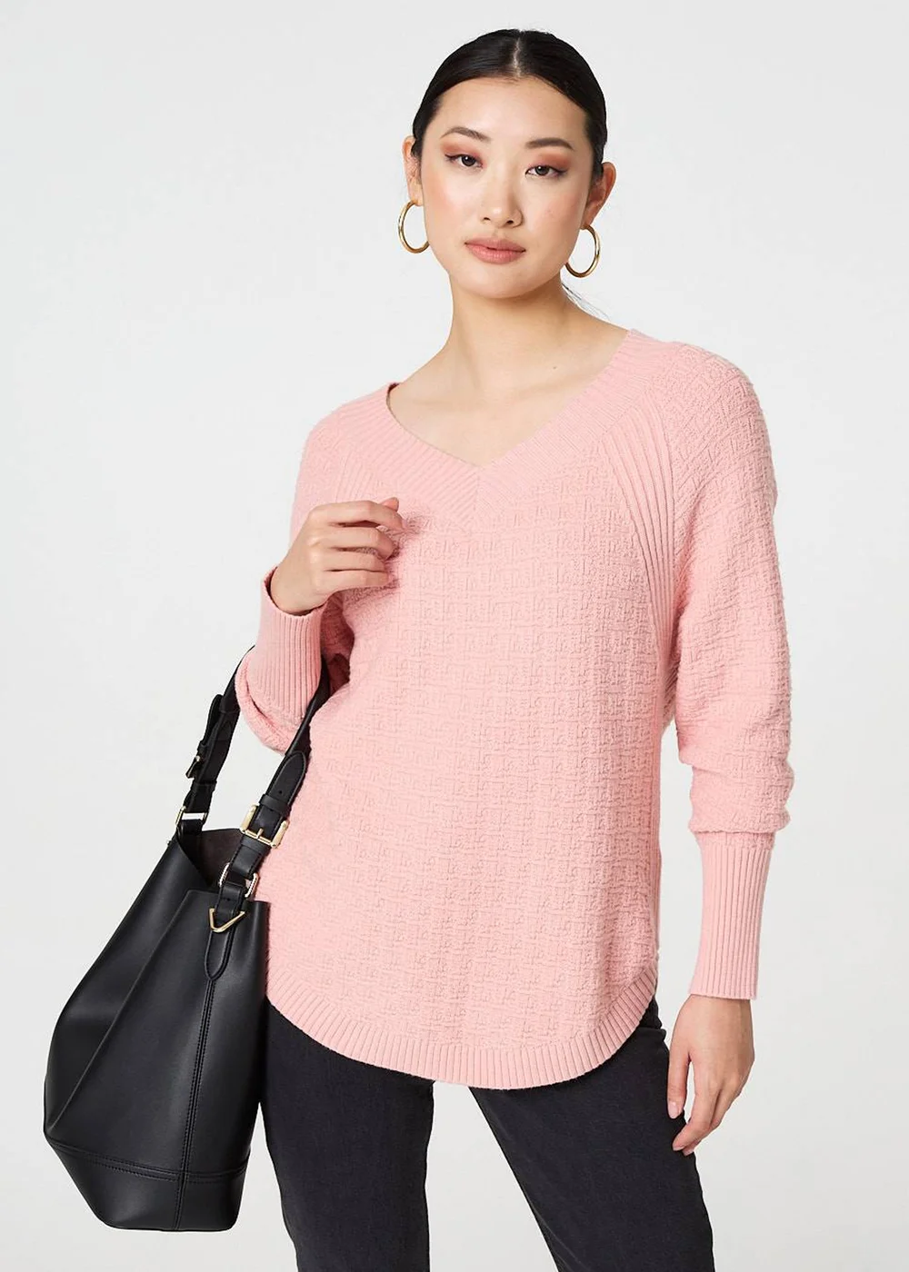 Izabel London Pink Textured V-Neck Relaxed Curve Hem Jumper - 10 Image 4