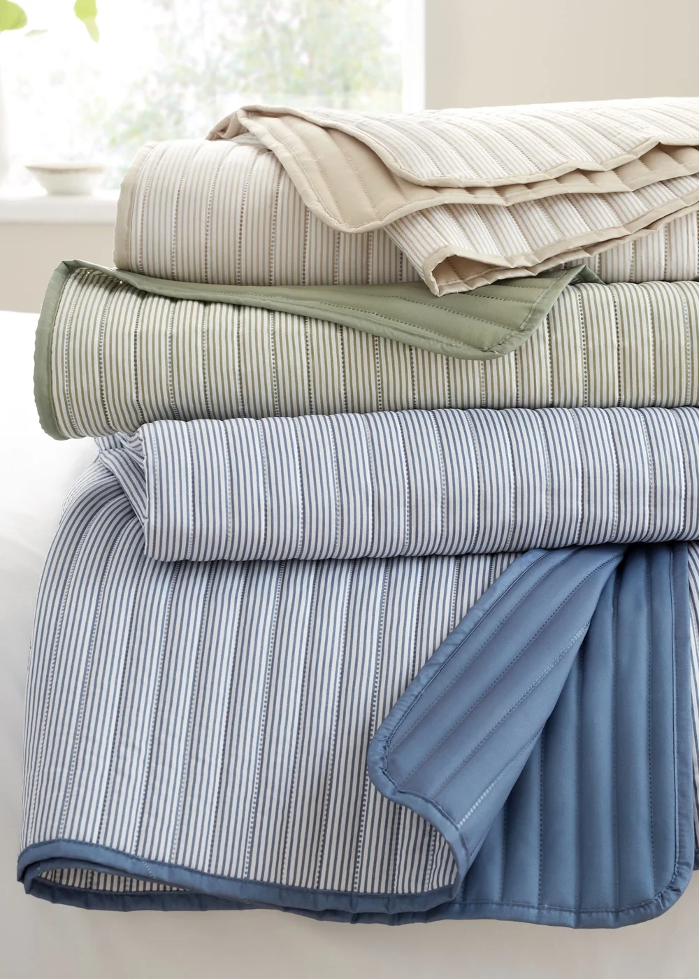 Catherine Lansfield Stripe Quilted Reversible 220x230cm Bedspread - One Size Image 4