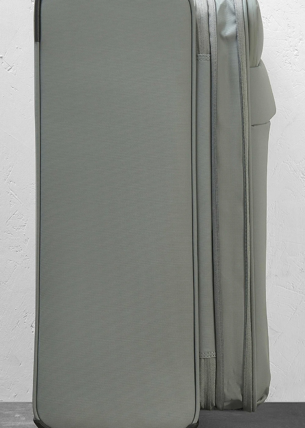 Rock Harper Suitcase Grey - Cabin Image 4
