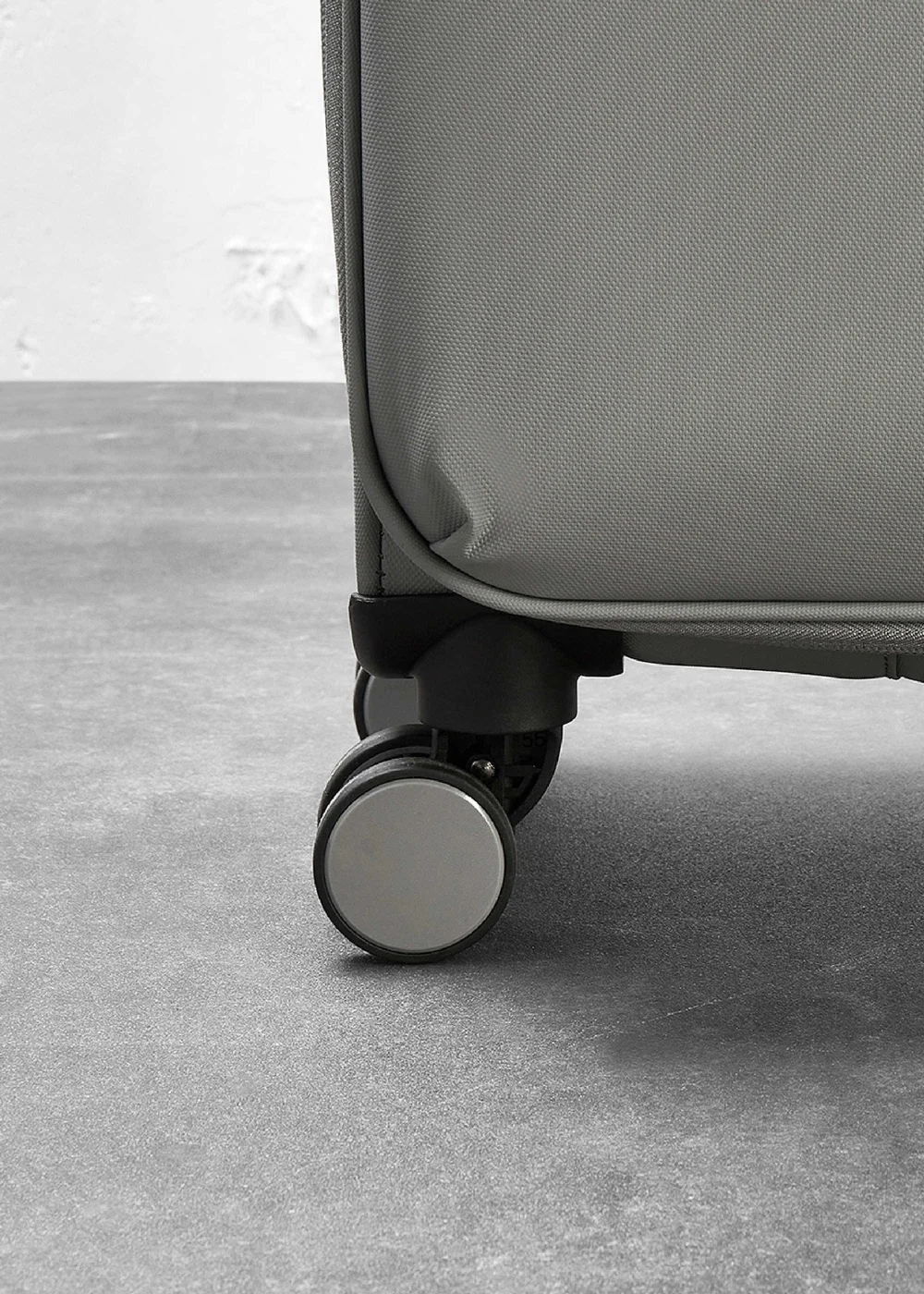 Rock Harper Suitcase Grey - Cabin Image 3