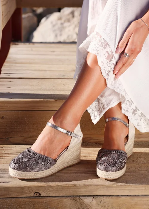 Linzi Mystic Pewter Embroidered Closed Toe Espadrille Wedge - Size 3 Image 1