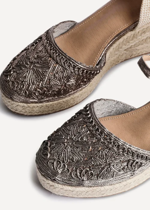 Linzi Mystic Pewter Embroidered Closed Toe Espadrille Wedge - Size 3 Image 5