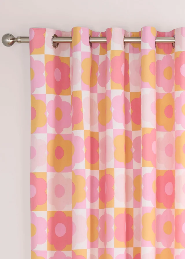 Catherine Lansfield Retro Daisy Fully Reversible Eyelet Curtains Pink