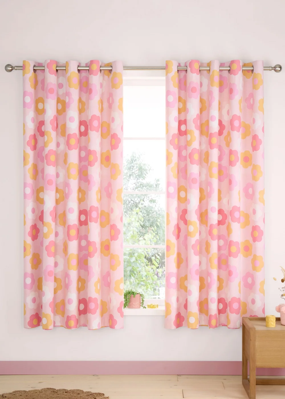 Catherine Lansfield Retro Daisy Fully Reversible Eyelet Curtains Pink - 66W X 72D (168x183cm) Image 3