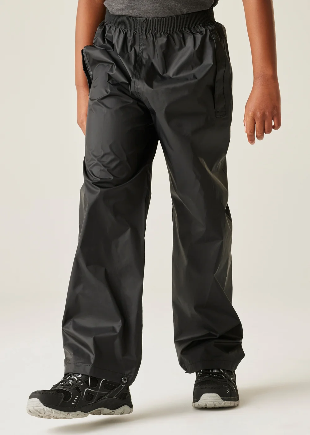 Regatta Kids Pack It Black Waterproof Breathable Isolite Overtrousers (2-14 yrs) - 13 Yrs Image 1