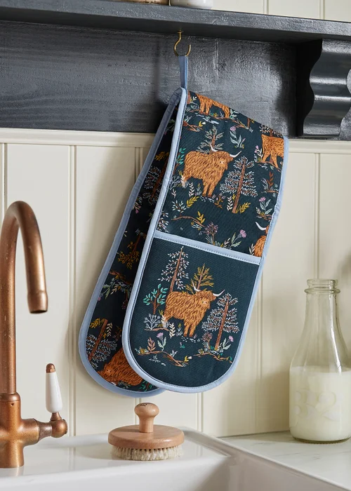 Ulster Weavers Connie the Cow Navy Double Oven Glove - One Size Image 2