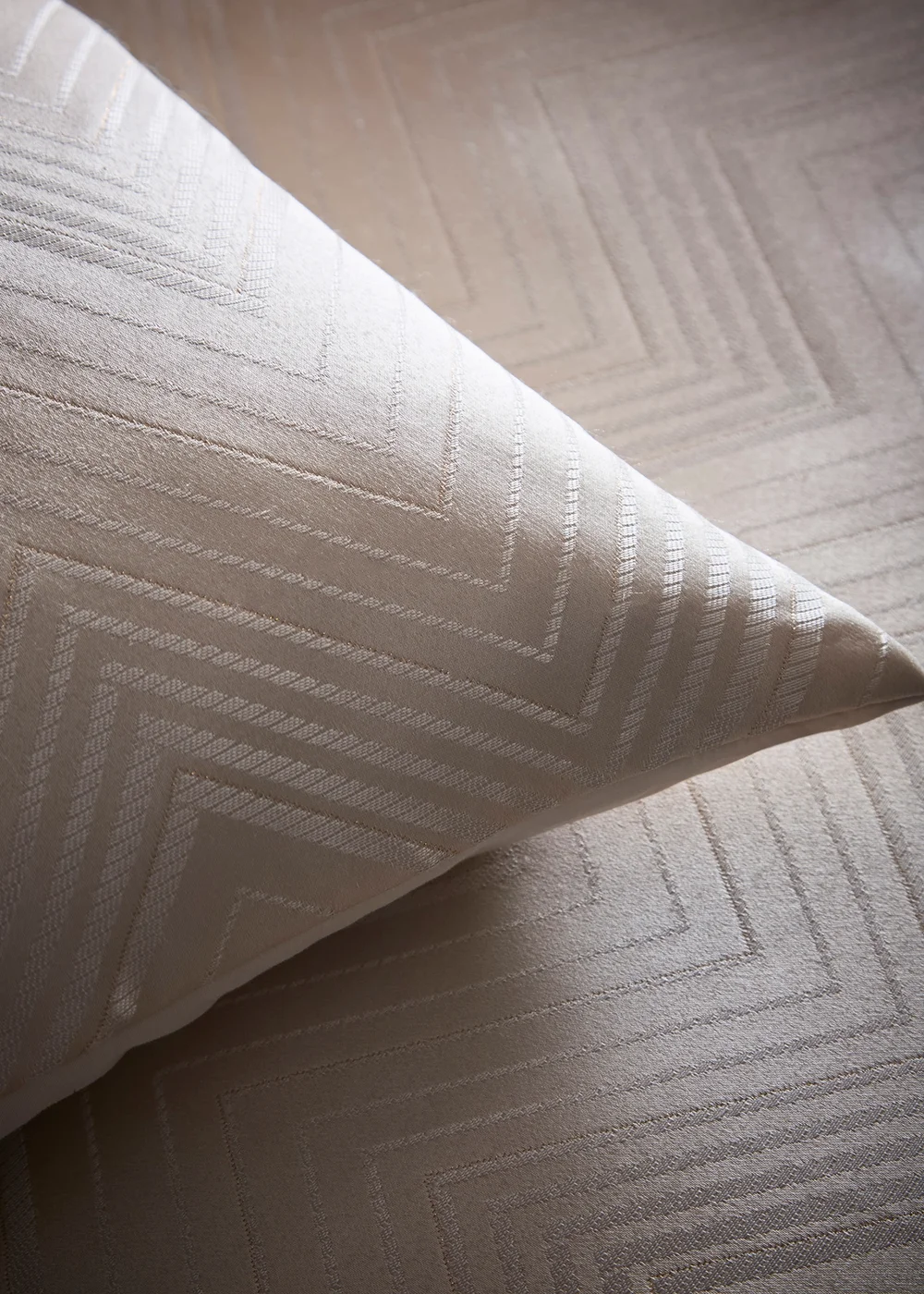 Laurence Llewelyn-Bowen Cocktail Reversible Ivory Duvet Cover Set - Double Image 3