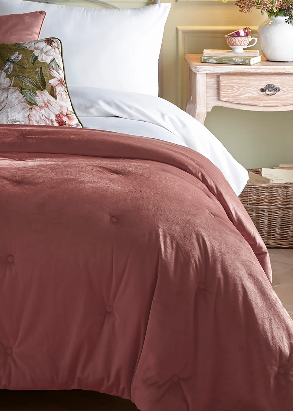 Appletree Austell Velvet Quilted Pink Bedspread - 150 x 220cm Image 2