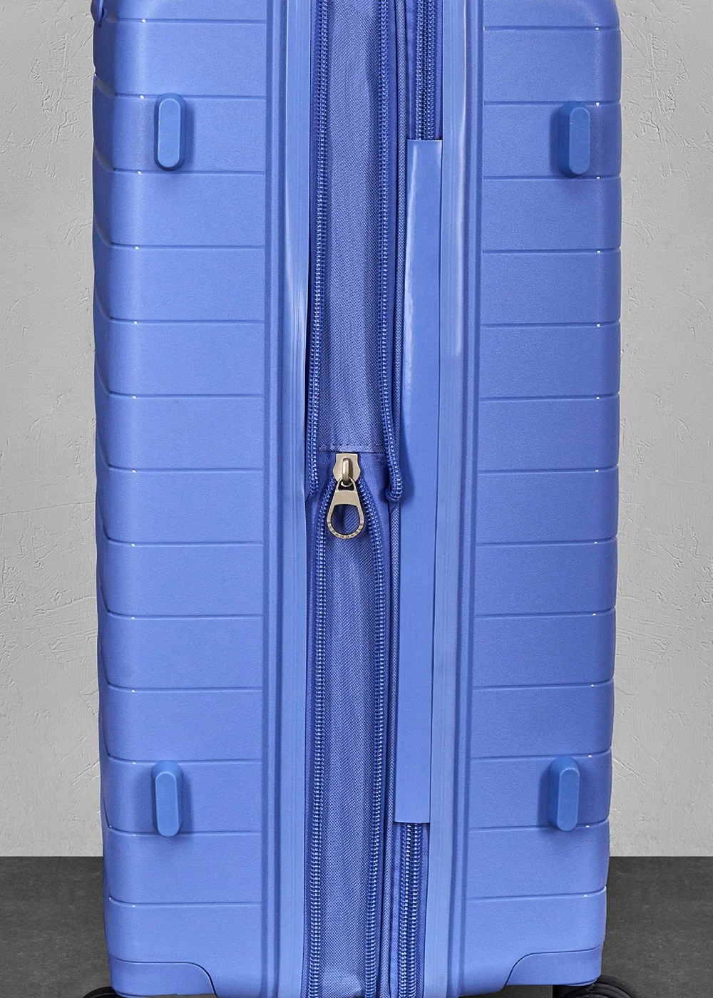 Rock Palma Suitcase Lavender - Cabin Image 4