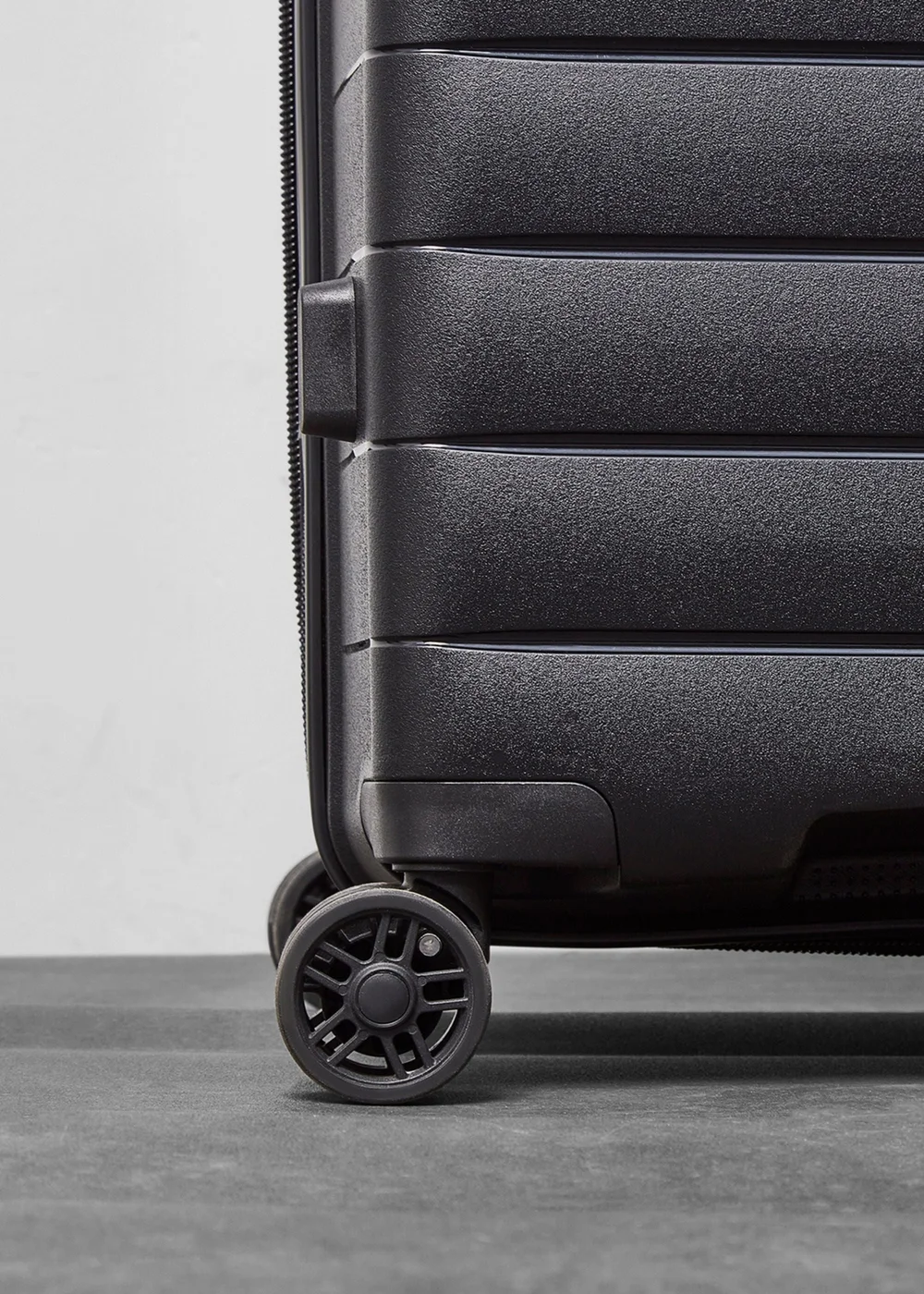 Rock Palma Suitcase Black - Cabin Image 3
