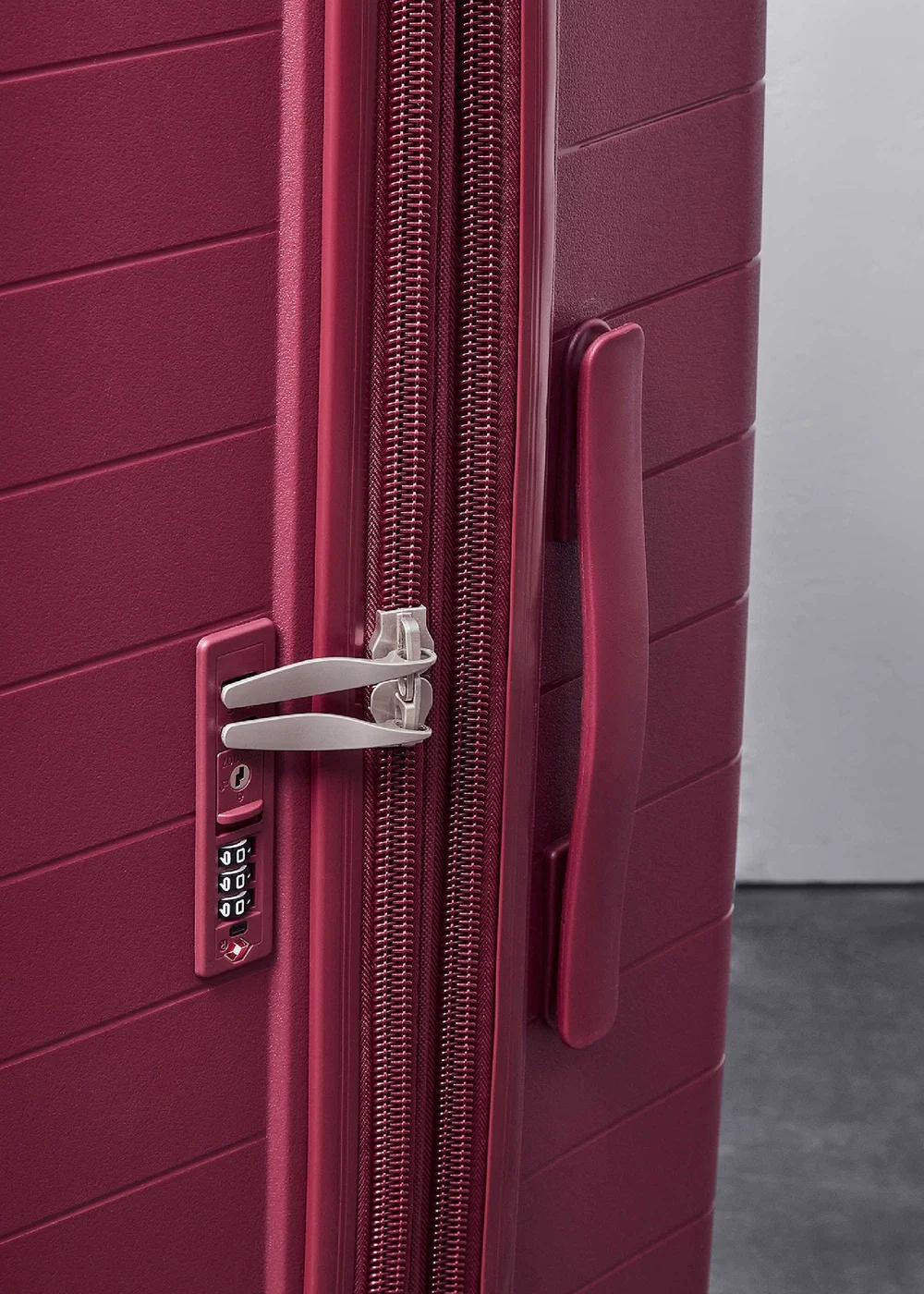 Rock Palma Suitcase Burgundy - Cabin Image 6