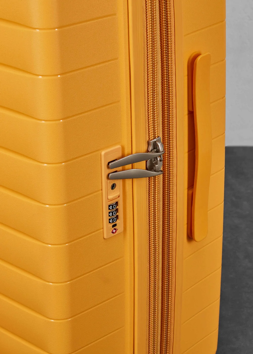 Rock Palma Suitcase Yellow - Cabin Image 6