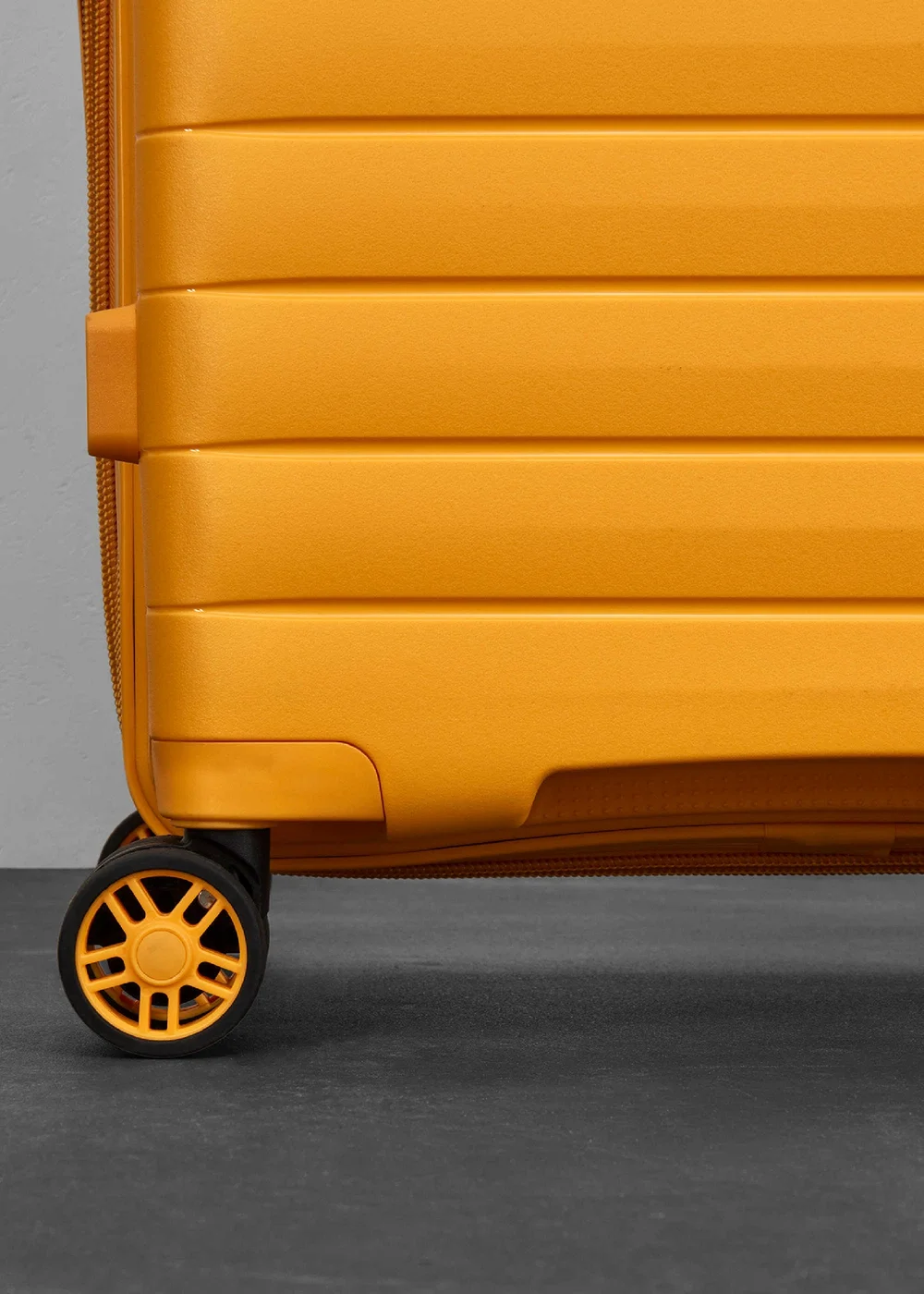 Rock Palma Suitcase Yellow - Cabin Image 3