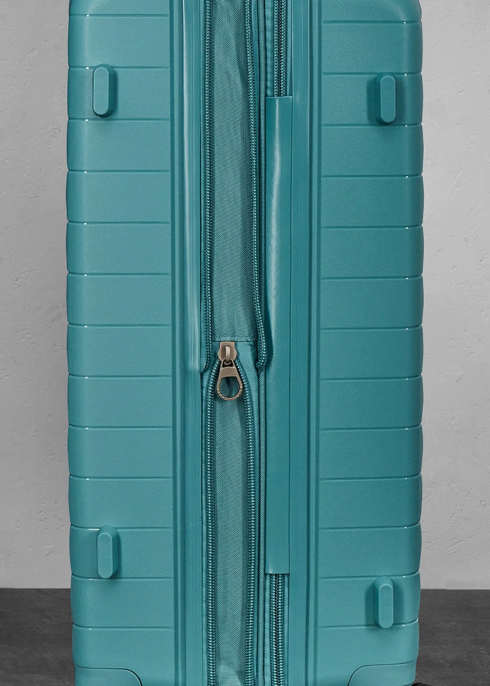 Rock Palma Suitcase Seafoam - Cabin Image 4