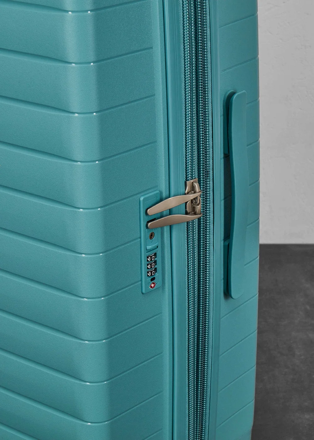 Rock Palma Suitcase Seafoam - Cabin Image 6