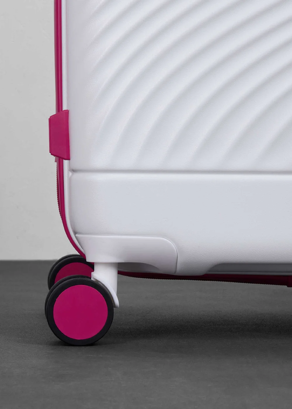 Rock Love Island Suitcase White/Pink - Cabin Image 3
