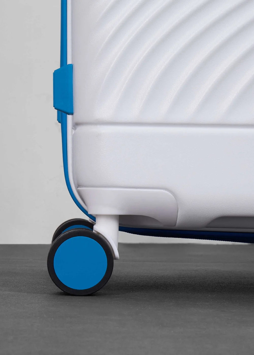 Rock Love Island Suitcase White/Blue - Cabin Image 3