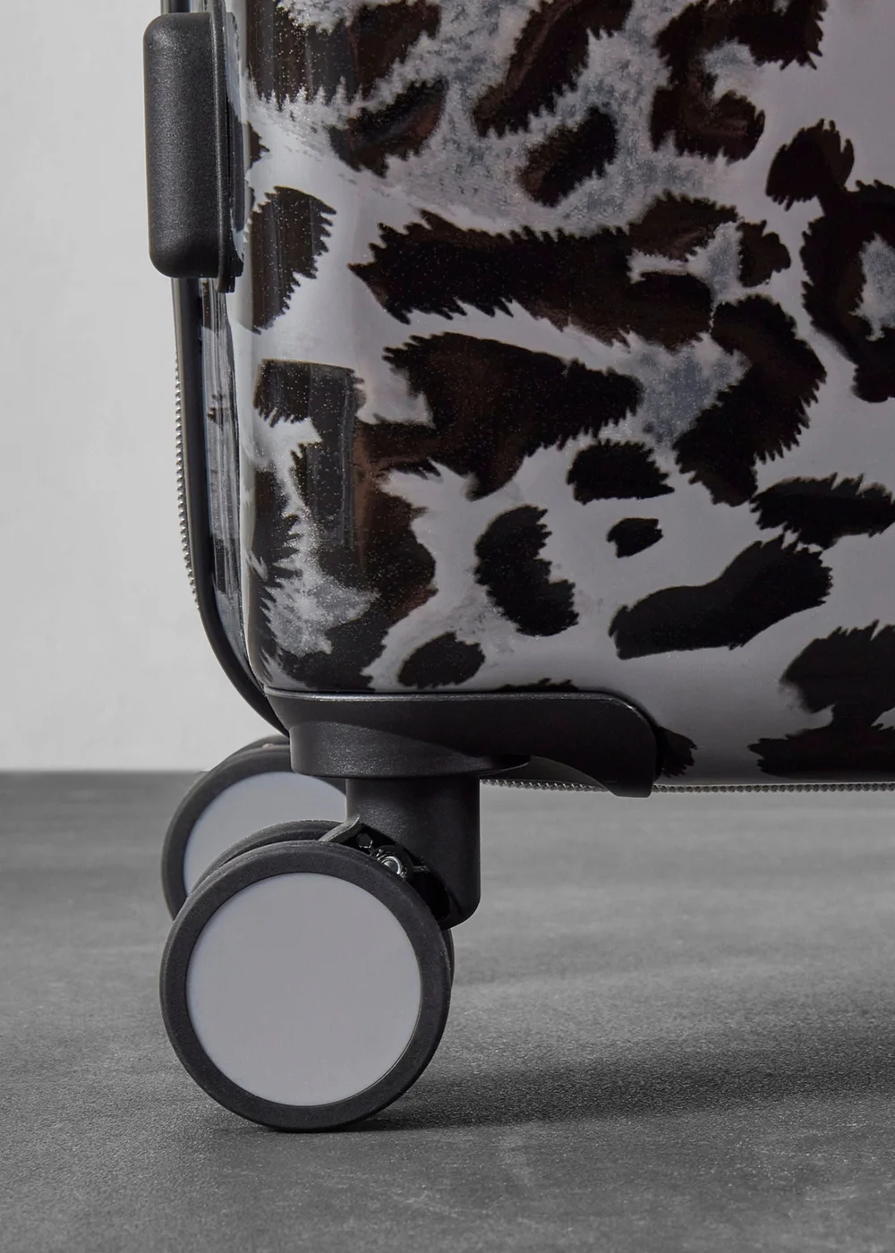 Rock Savannah Suitcase Snow Leopard - Cabin Image 3