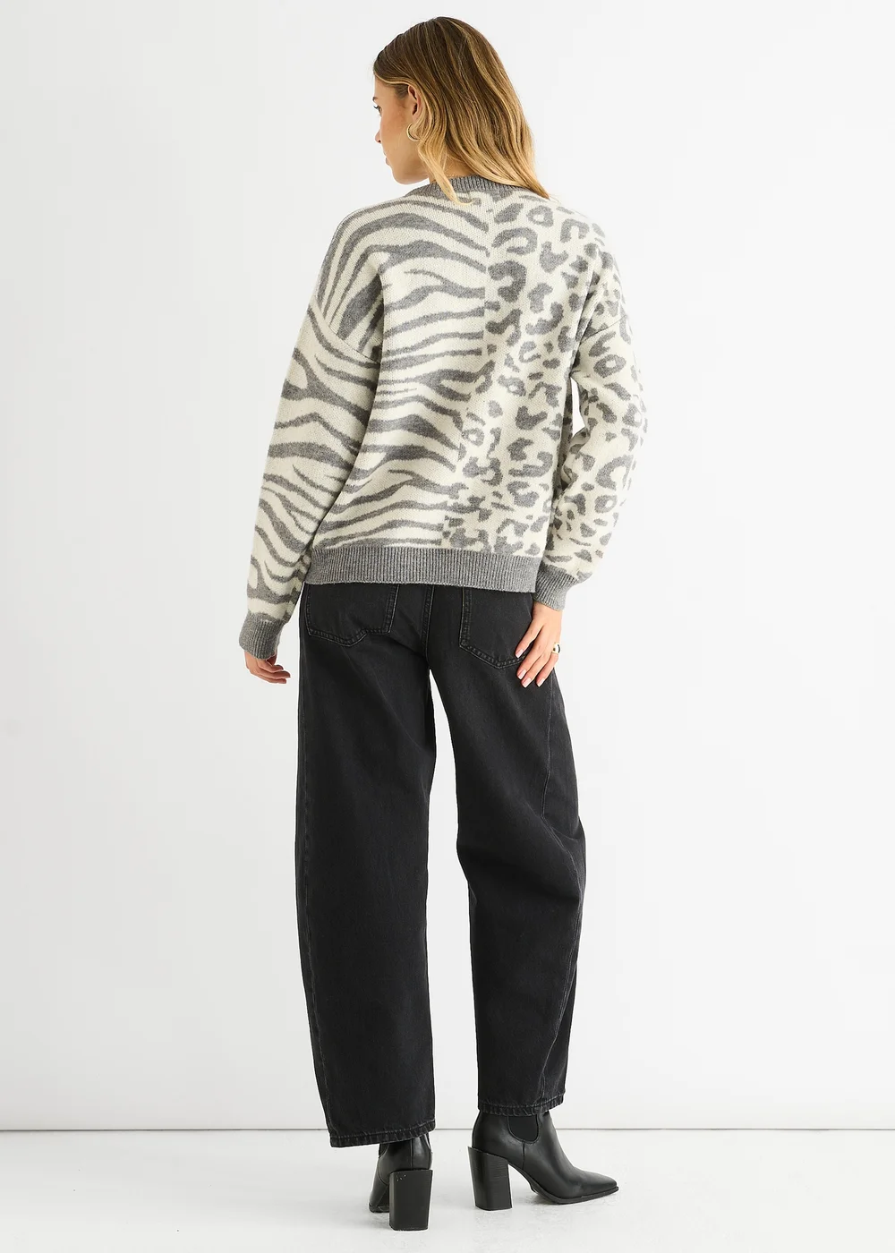 Gini London Grey Contrast Zebra Animal Knit Jumper - L/XL Image 2