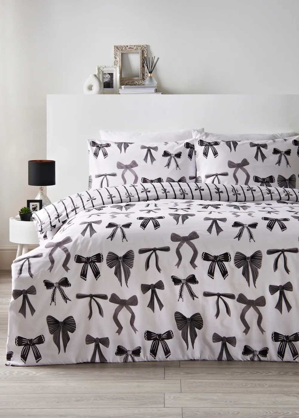 Black & White Bow Print Bedding - Single Image 1