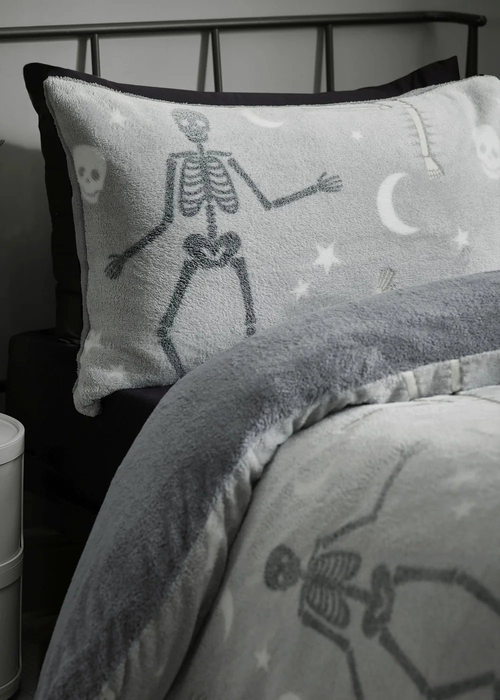Catherine Lansfield Grey Halloween Skeleton Fleece Glow in the Dark Duvet Cover Set - Single Image 3