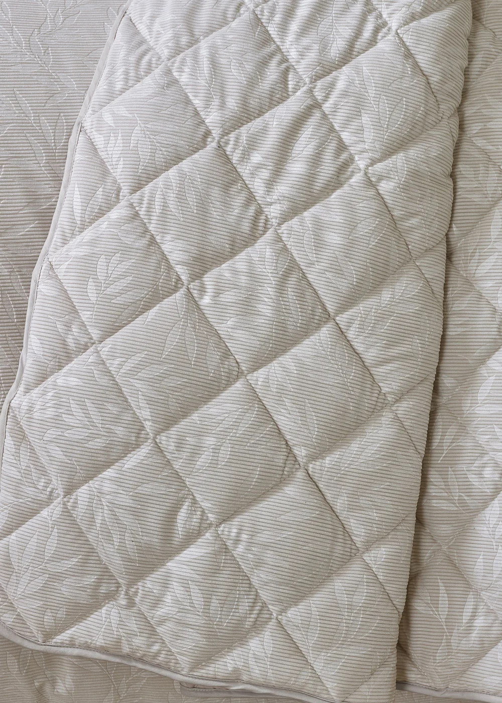 Catherine Lansfield Corded Leaves Quilted Bedspread Champagne Gold - One Size Image 2