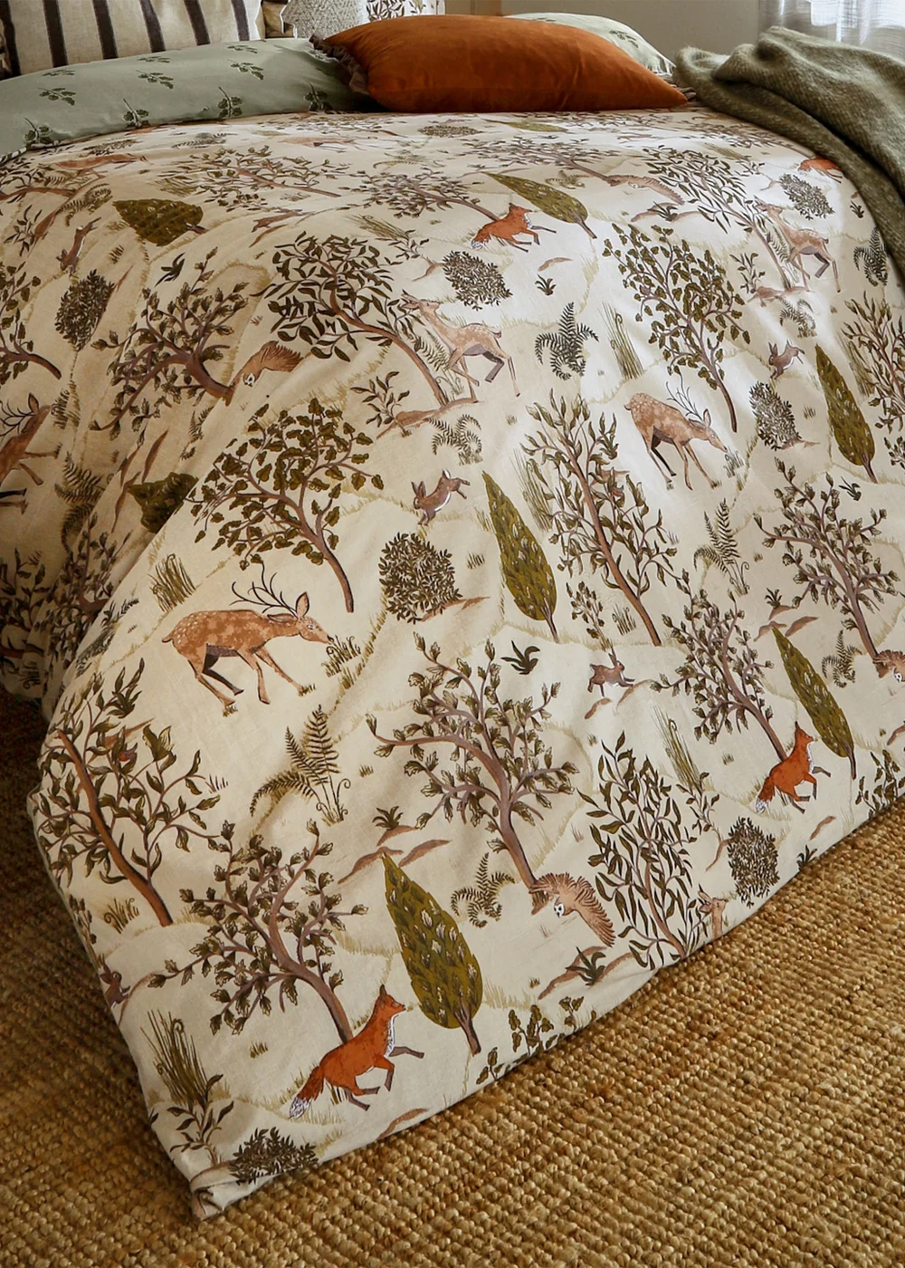 Wylder Fable Printed Reversible Willow Green Duvet Set - Double Image 3