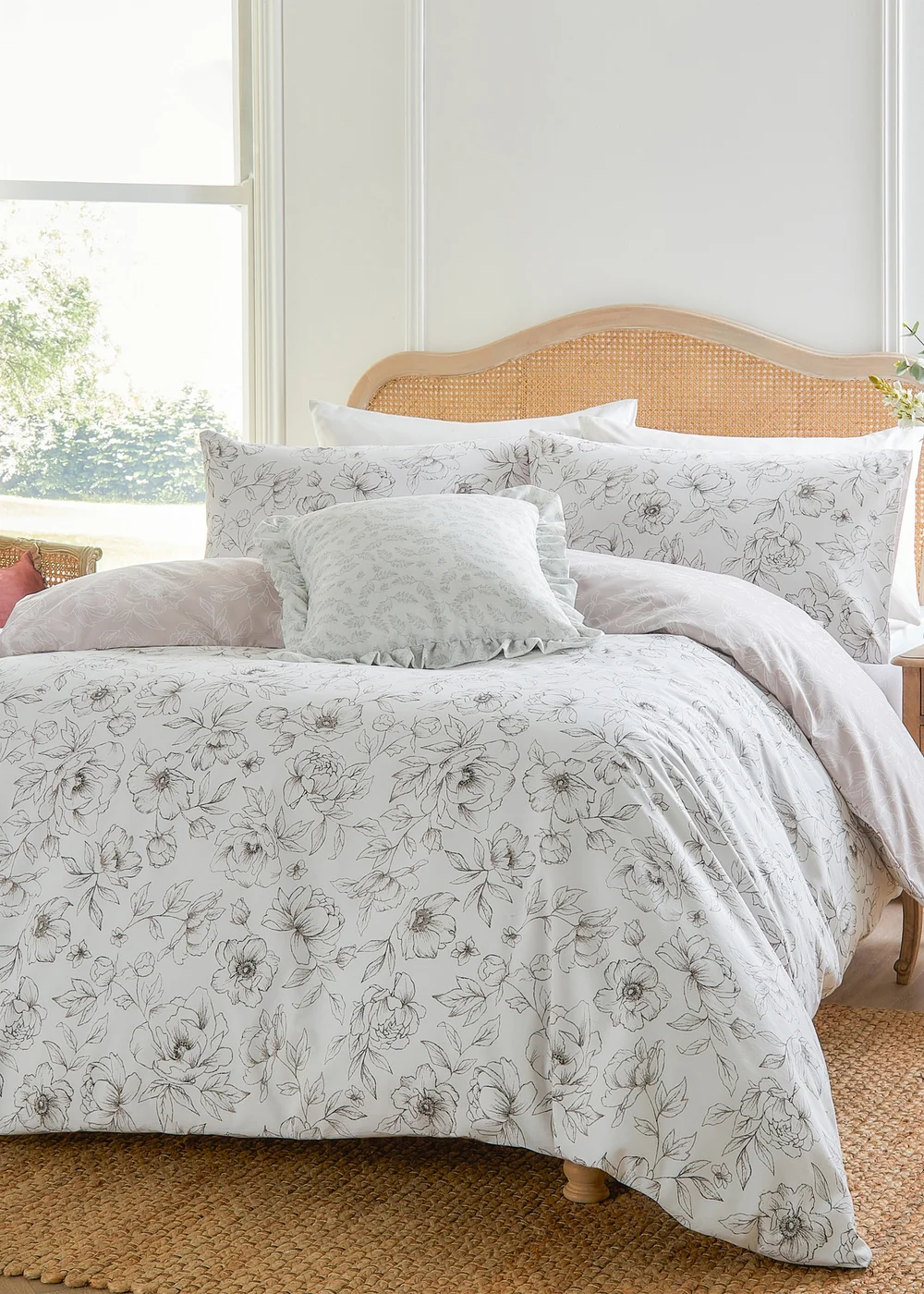 Wylder Nature Bella Reversible Floral Natural Duvet Set - Single Image 1