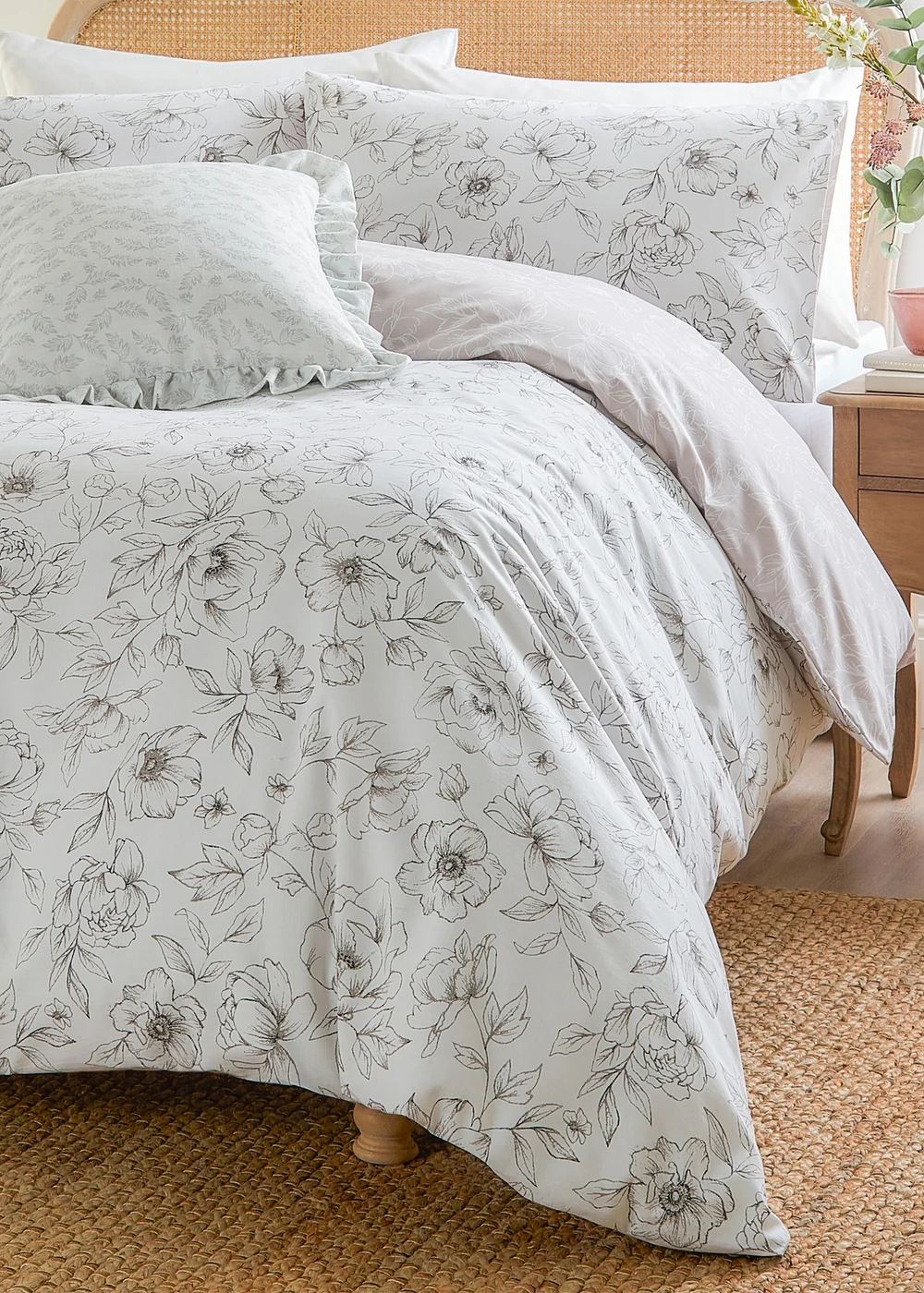 Wylder Nature Bella Reversible Floral Natural Duvet Set - Single Image 4