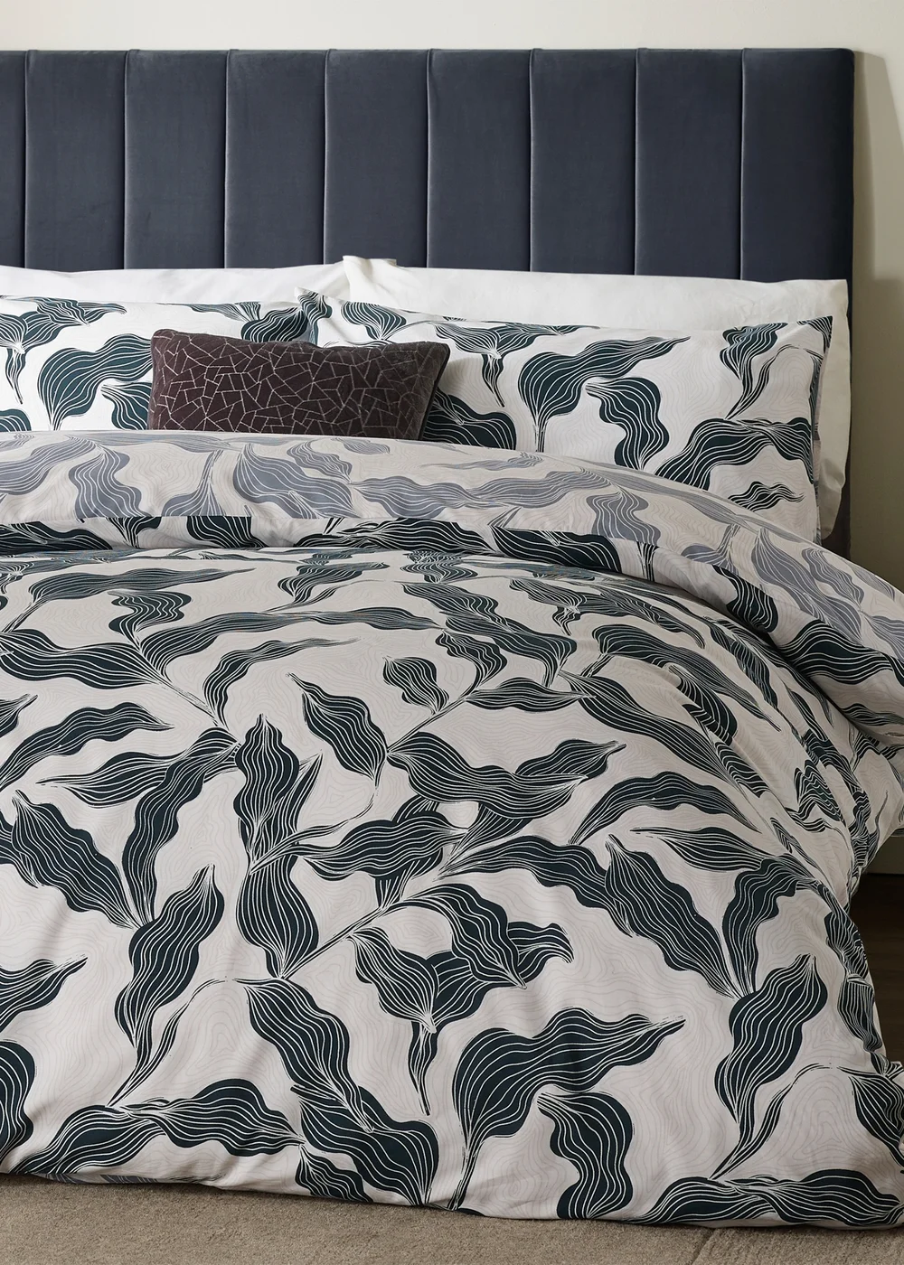 Hoem Lauro Printed Reversible Dusk Duvet Set - Single Image 3