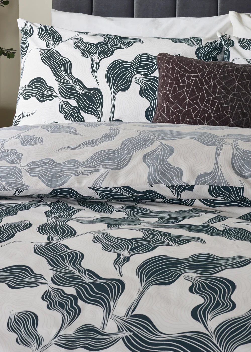 Hoem Lauro Printed Reversible Dusk Duvet Set - Single Image 2