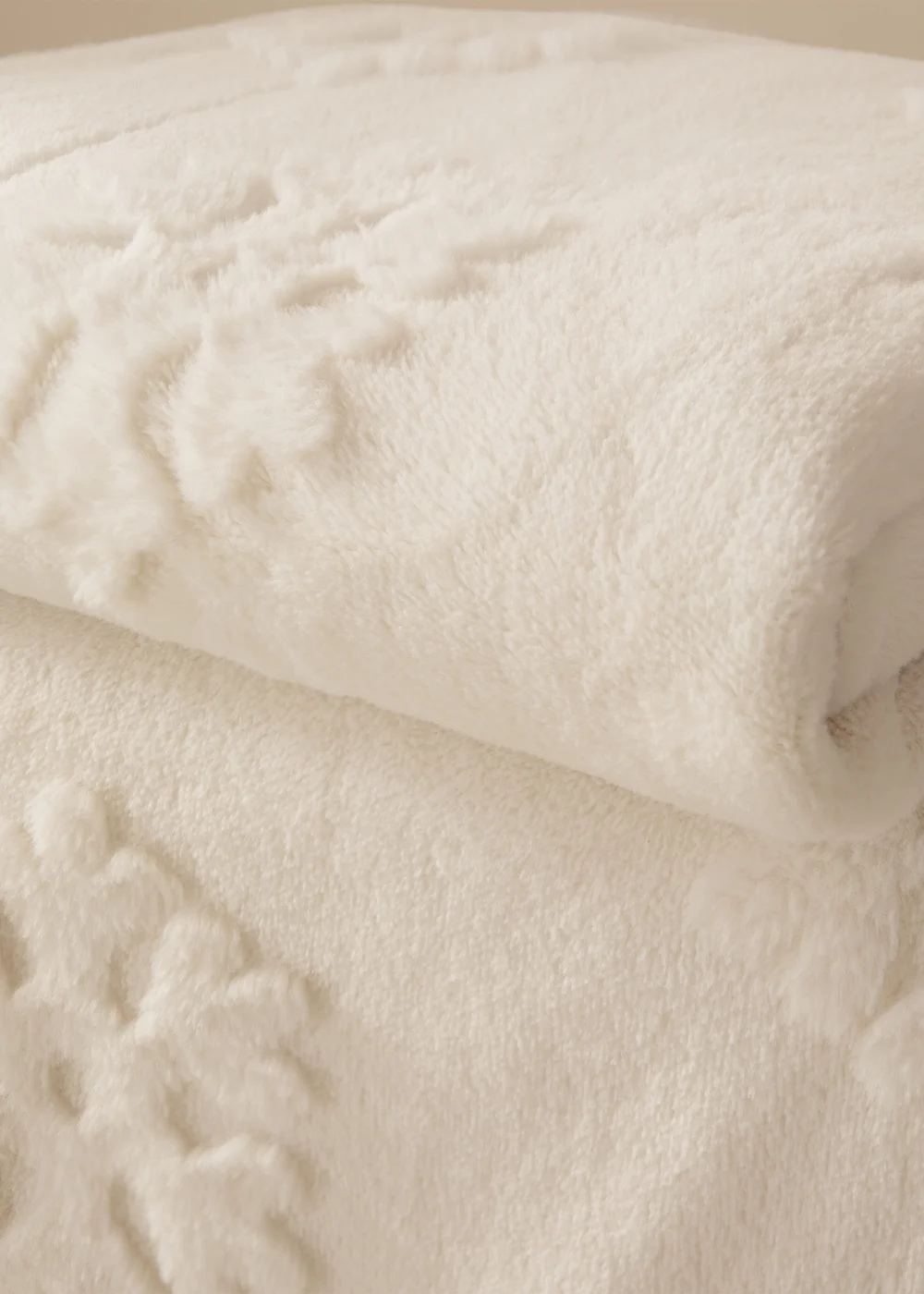 Furn Snowflakes Faux Fur Snow White Throw - 200cm Image 3