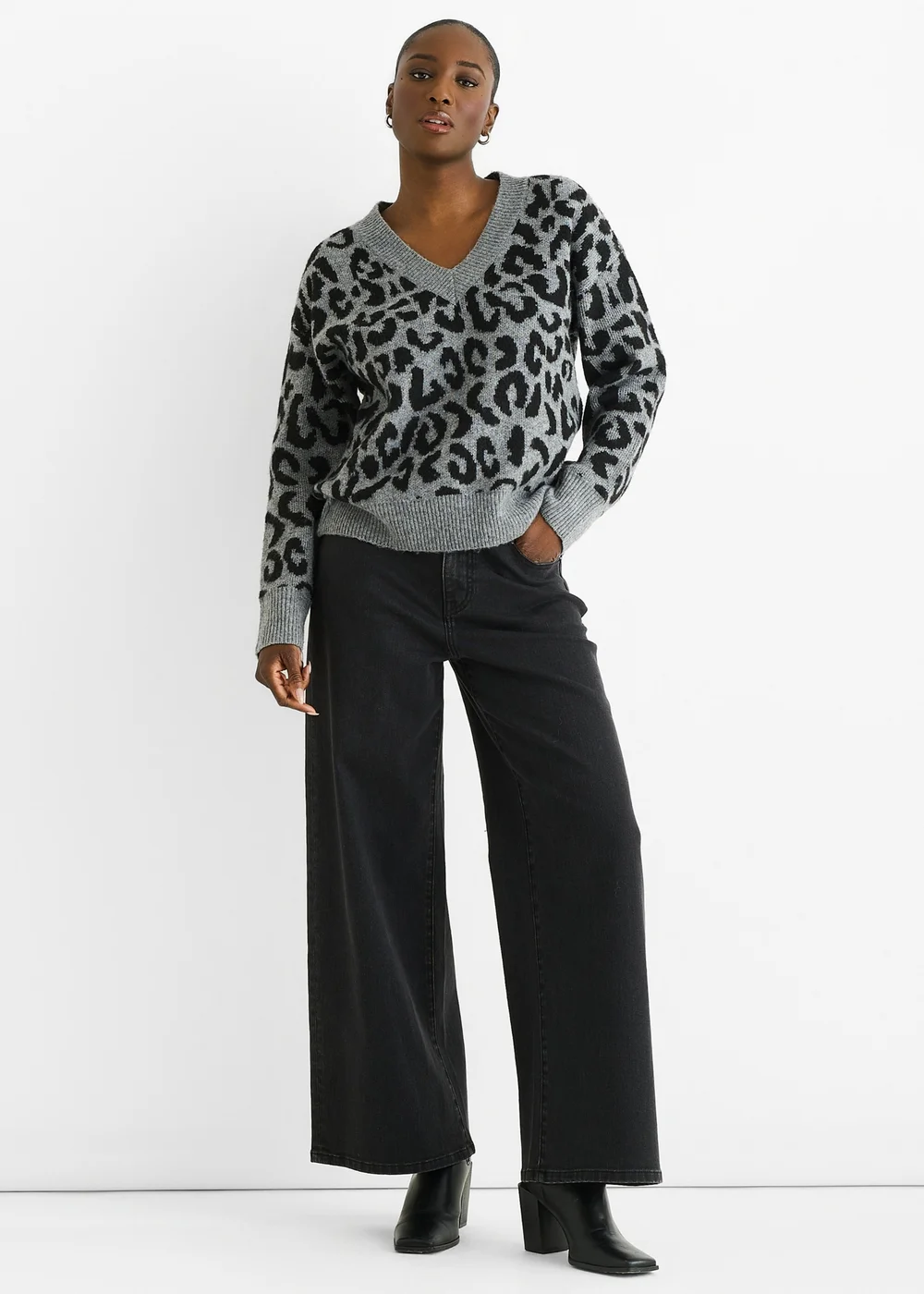 Gini London Grey Animal V Neck Short Knit Jumper - Medium/Large Image 1