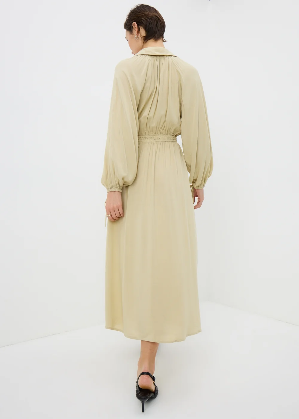 sage green midaxi dress Motel Havisla tie front midaxi dress in sage green