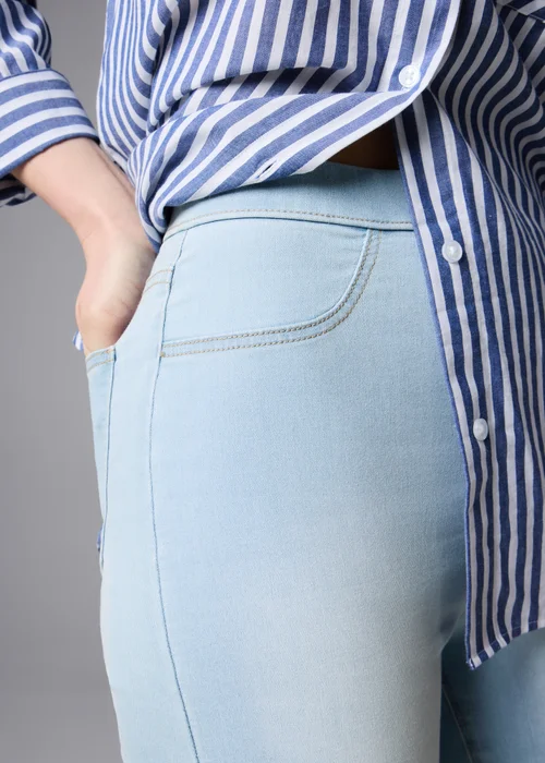 Rosie Light Wash Cropped Jeggings - Size 8 Image 2