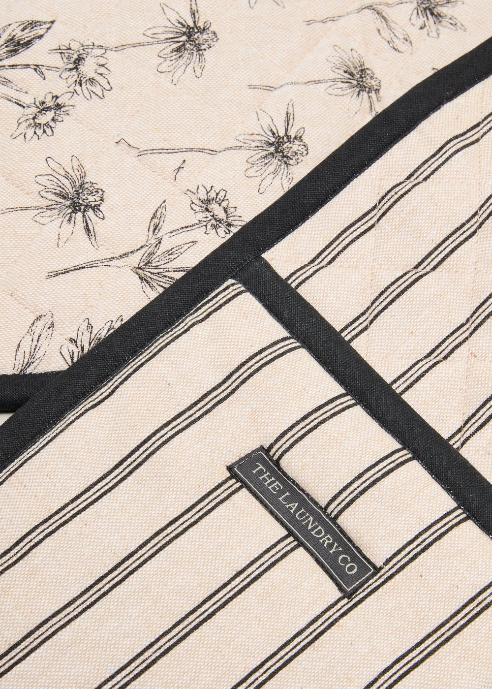 Kitchen Co Floral Oven Gloves Image 2