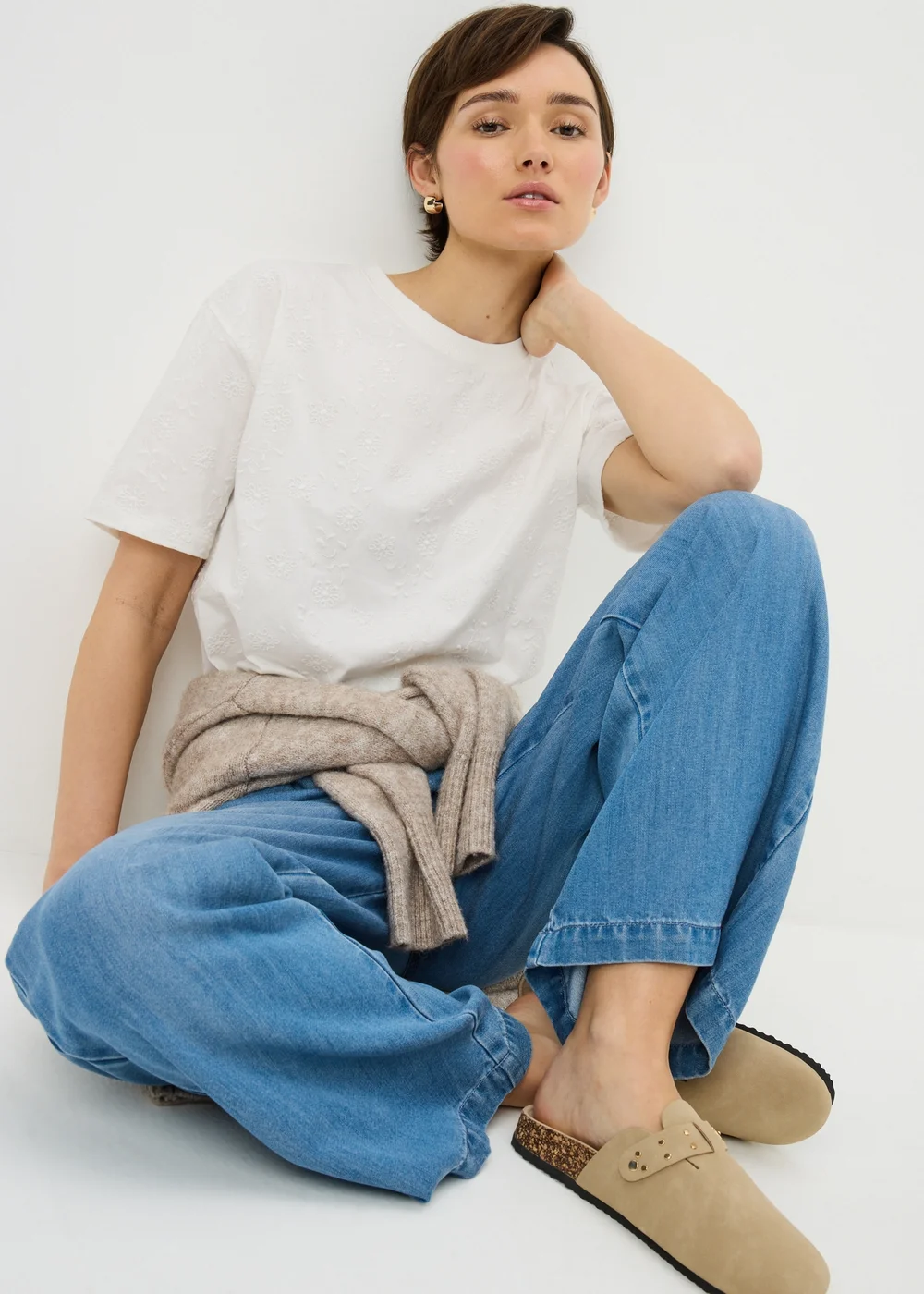 White Embroidered Boxy T-Shirt - L Image 1