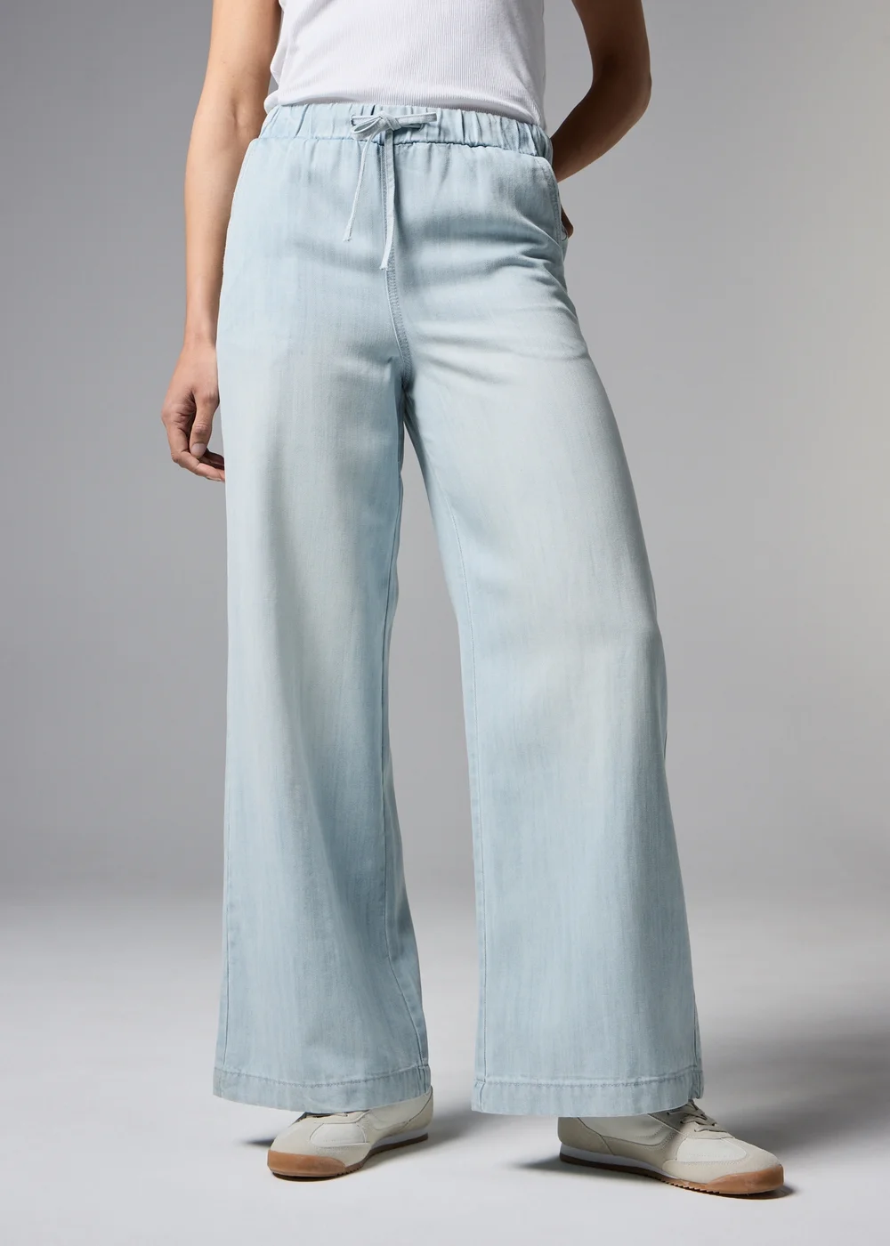 Light Wash Stretch Comfort Fit Wide Leg Jeans - 28/L29 Image 3
