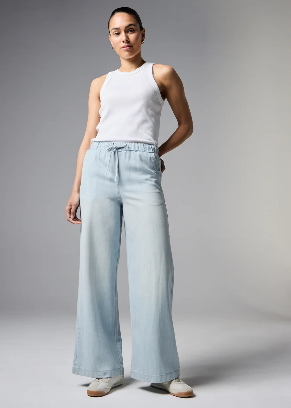 Light Wash Stretch Comfort Fit Wide Leg Jeans - 28/L29 Image 1