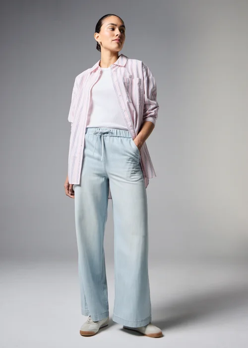 Light Wash Stretch Comfort Fit Wide Leg Jeans - 28/L29 Image 2