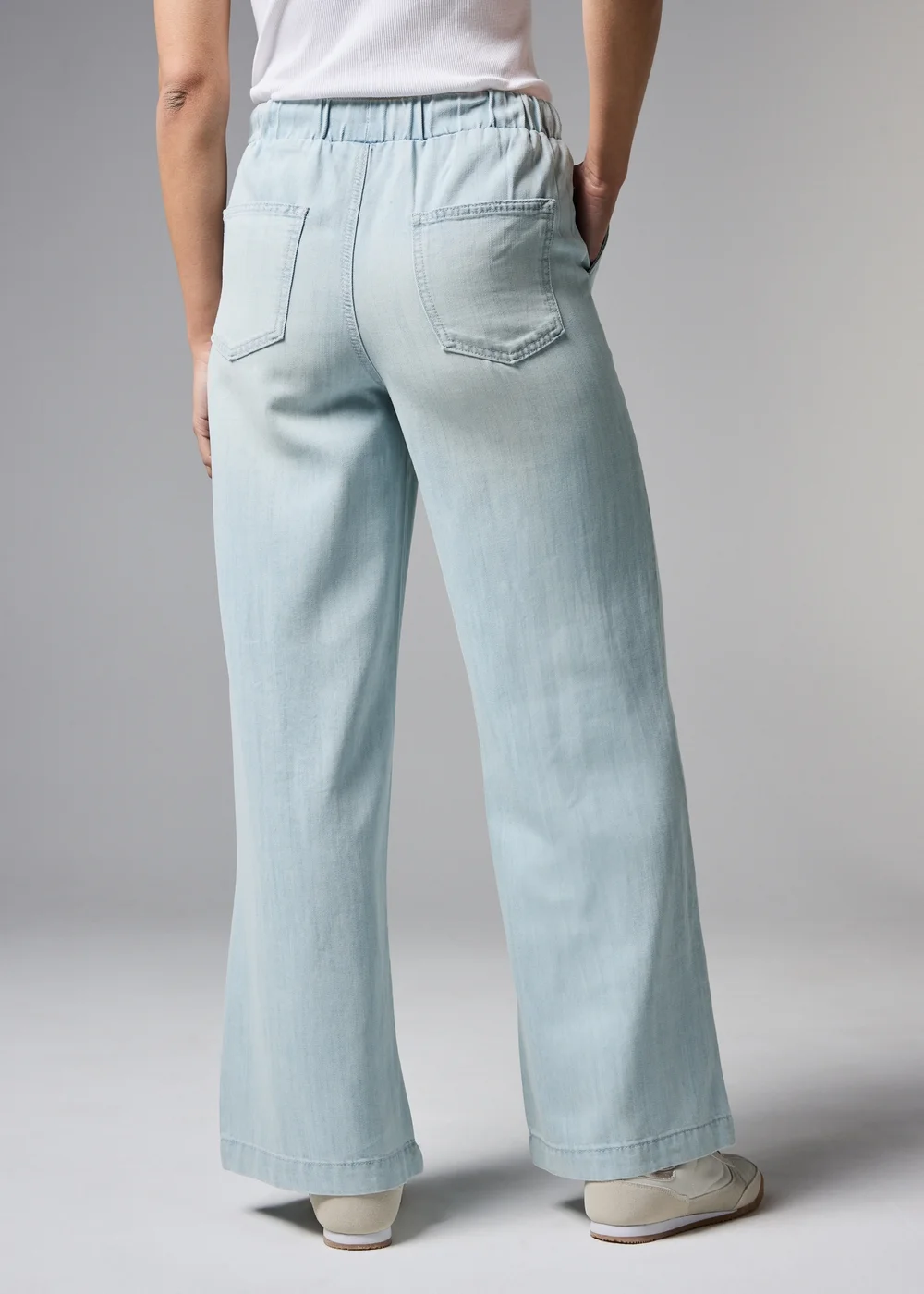 Light Wash Stretch Comfort Fit Wide Leg Jeans - 28/L29 Image 4