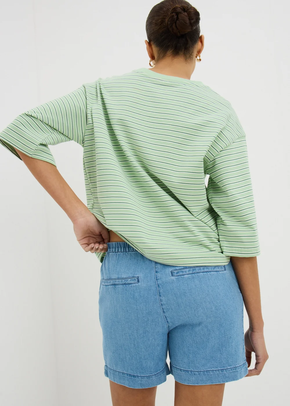 Mid Wash Stretch Pull On Denim Shorts - 28 Image 2