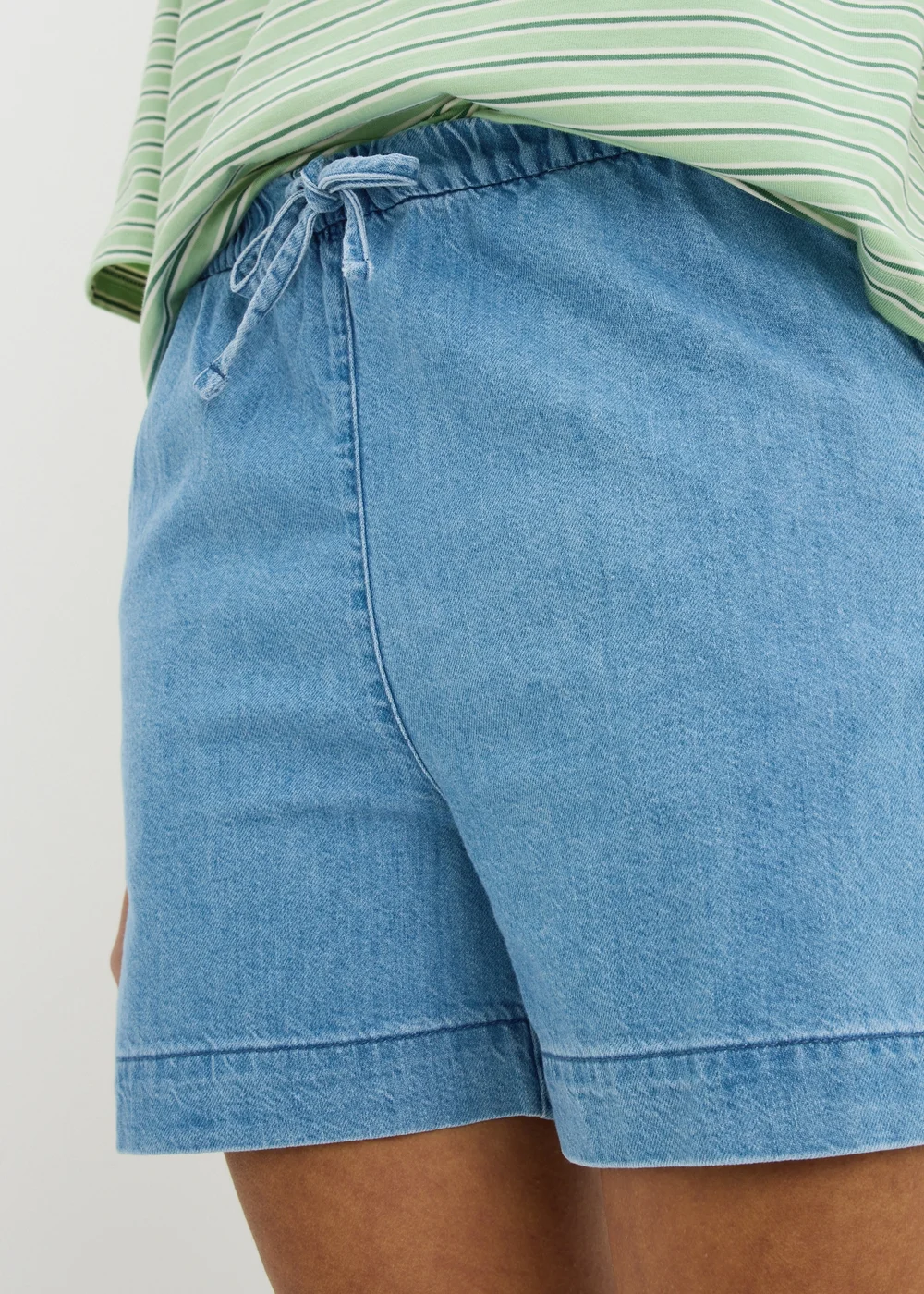 Mid Wash Stretch Pull On Denim Shorts - 28 Image 3