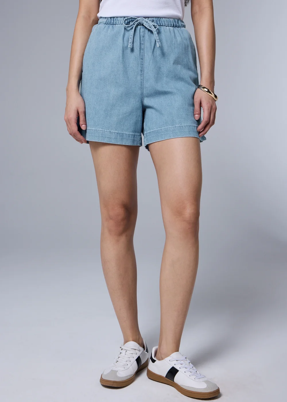 Light Wash Pull On Denim Shorts - Size 8 Image 3