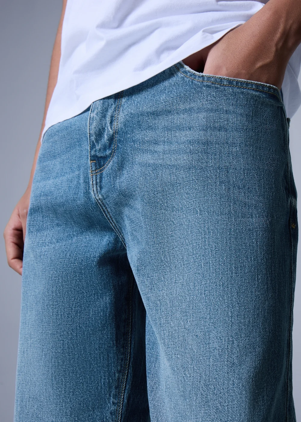 Mid Wash Relaxed Fit Jeans - 34 R Image 4
