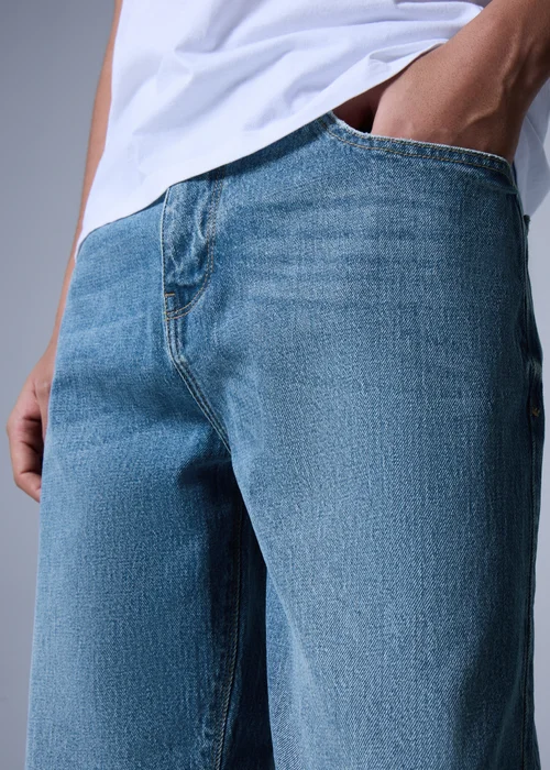 Mid Wash Relaxed Fit Jeans - 34 R Image 4