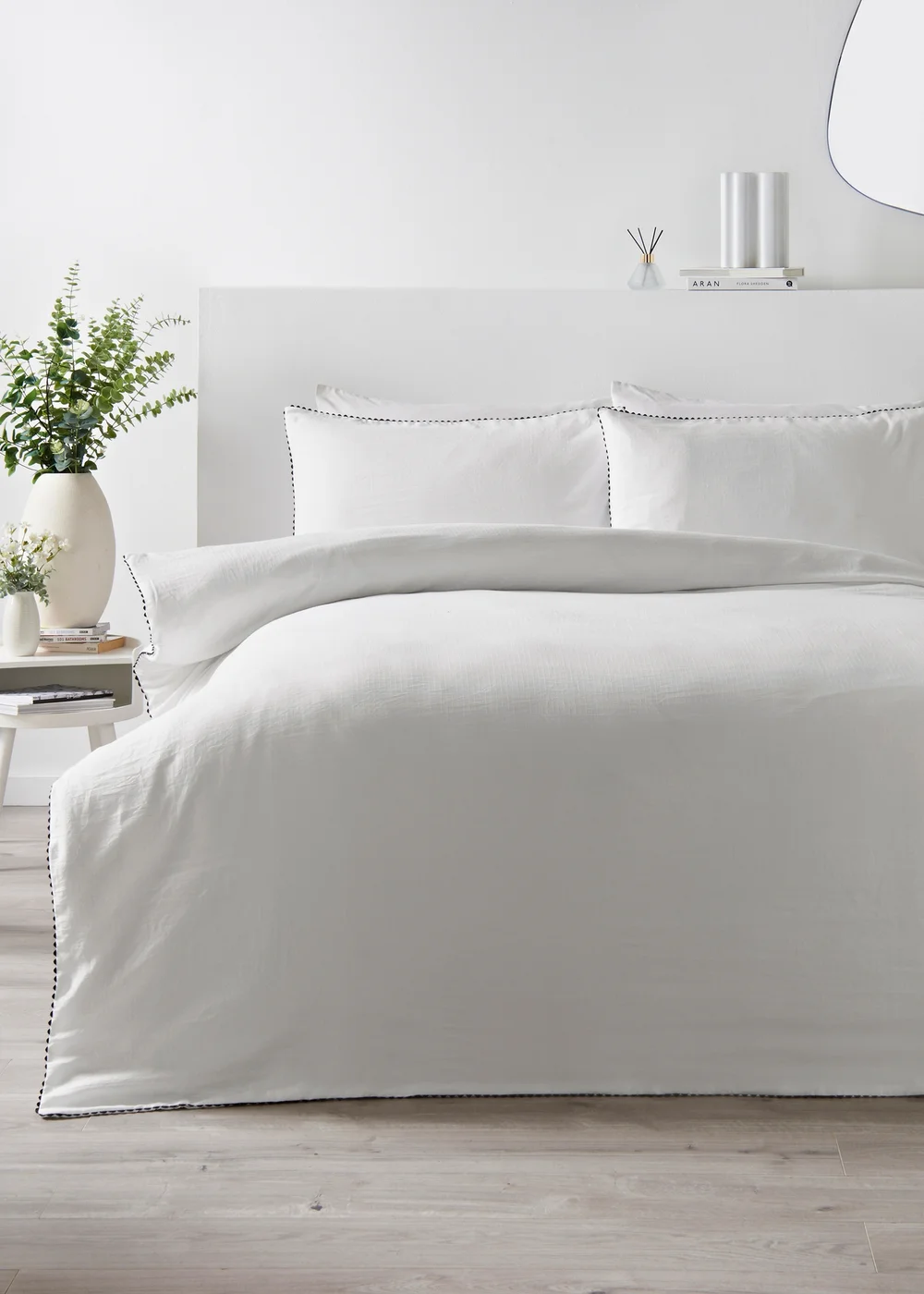 White Jacquard Scallop Duvet Set - Double Image 1