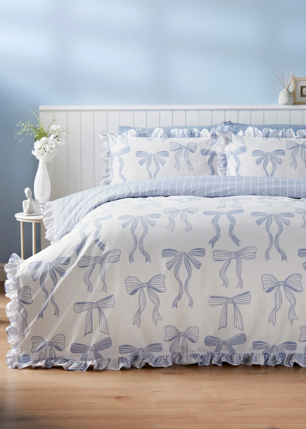 Blue Bow Frill Duvet Set - Super king Image 1